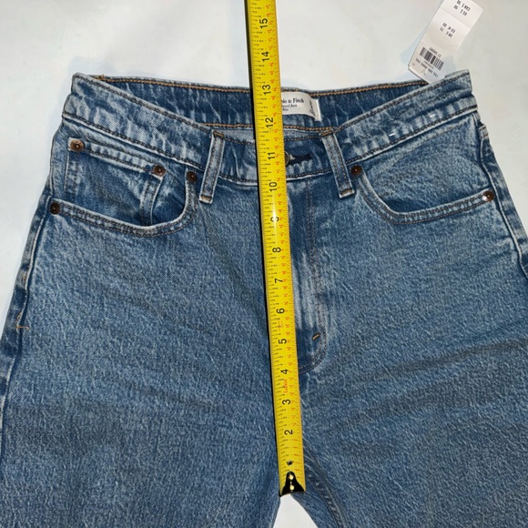 Abercrombie & Fitch High Rise Relaxed Straight Leg Jeans - Picture 4 of 8